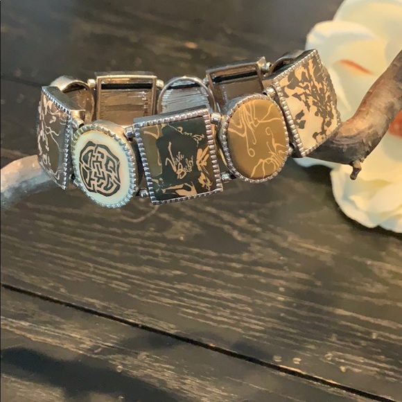 Cameo-Like Style Bracelet - Picture 3 of 7